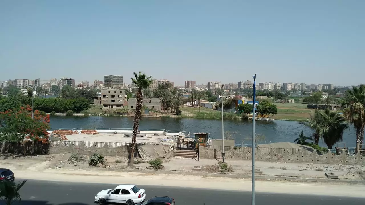 شقه مفروشه على النيل بشارع البحر الاعظم بالقرب من التوحيد والنور ترى النيل وجهه