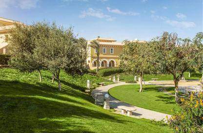 Standalone villa for sale in Hyde Park compound